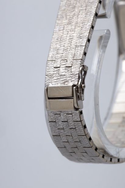 Montre bracelet de dame en or gris (750 millièmes)....