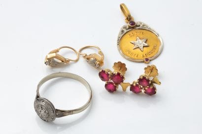 Lot of worn antique jewelry in yellow gold...