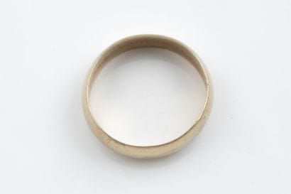 White gold wedding band (750 parts per thousand)....