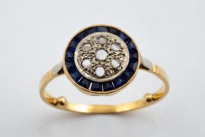 Round yellow gold ring (750) set with calibrated...
