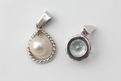 Deux pendentifs en or gris (750 millièmes)....