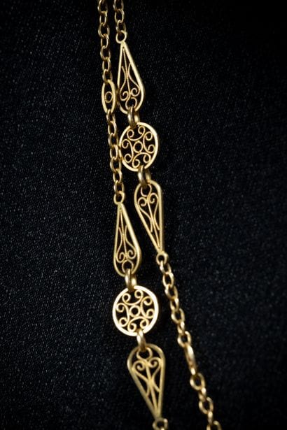 Long necklace with filigree motifs in yellow...