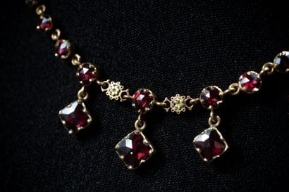 Yellow gold (760 thousandths) draped necklace...