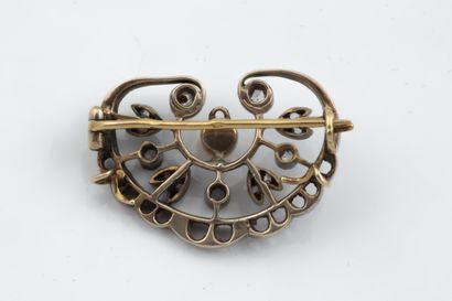 Broche forme demi lune festonnée en argent...