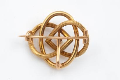 Brooch with intertwined yellow gold (750)...