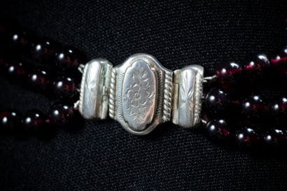 Necklace with 3 rows of garnet beads approximately...