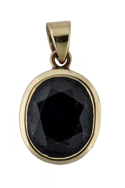 Pendentif orné d’une saphir foncé de taille...