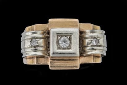Bague vers 1940/50 centre d’un carré et de...