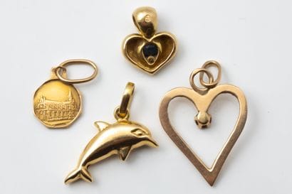 4 gold pendants
Weight: 3.3 g