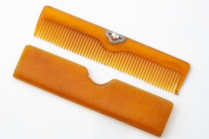 Travel comb with a case made of Bakelite...