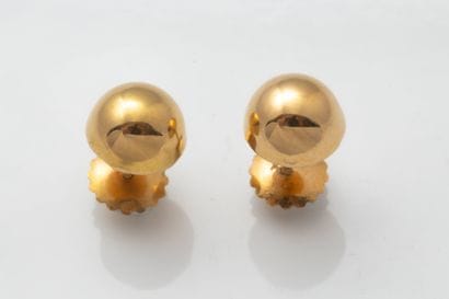 Pair of yellow gold (750) half-spheres. Screw-on...