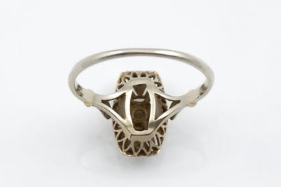 Antique barrel-shaped ring in white gold...