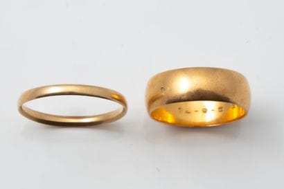 Two yellow gold wedding bands (750 parts...