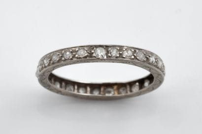 Wedding band set with diamonds of various...