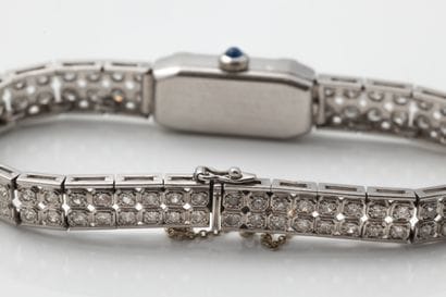 ACCRO. Montre de dame en platine (850 millièmes)...