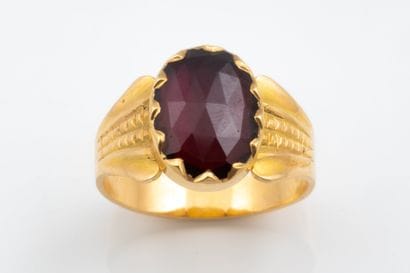 Ring set with a burgundy-colored imitation...