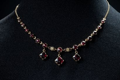 Yellow gold (760 thousandths) draped necklace...