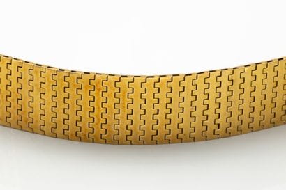 Accidental ribbon bracelet in yellow gold...