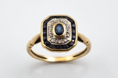 Bague à pans coupés en or jaune et bicolore...