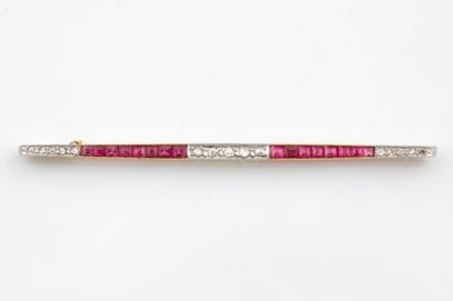 Long, slender yellow gold (750) brooch set...