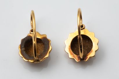 Paire de boucles d’oreilles brisures en or...