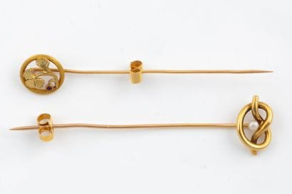 Two yellow gold (750) tie pins. Eagle-head...