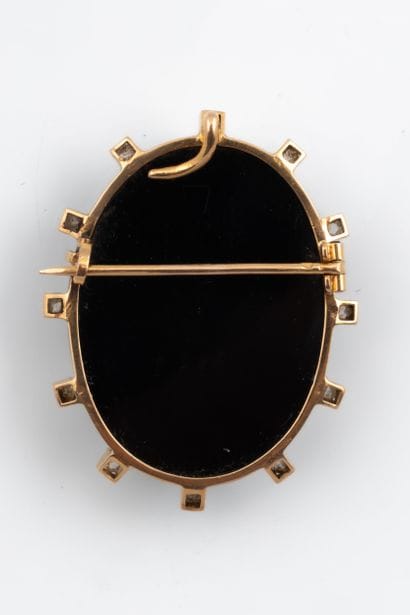 Three-layered agate cameo brooch, known as...