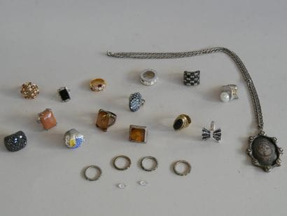 Costume jewelry set: rings
And a silver or...