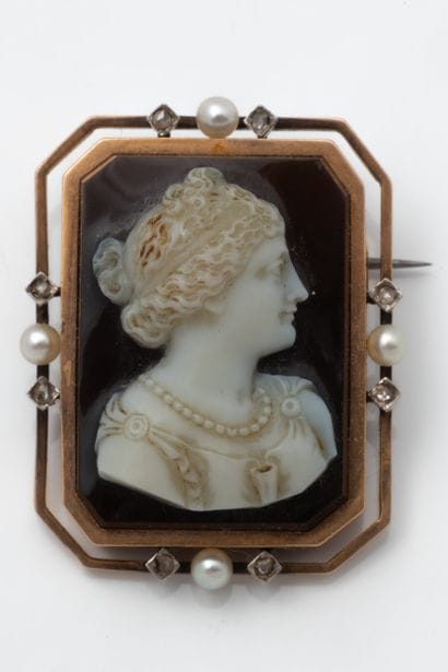 Broche rectangulaire centrée d’une agate...