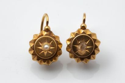Paire de boucles d’oreilles brisures en or...