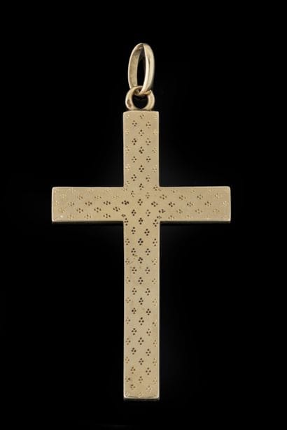 Croix plate à décor de losanges en pointillés...