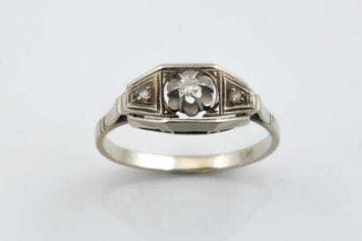 Small ring in platinum (850 parts per thousand)...