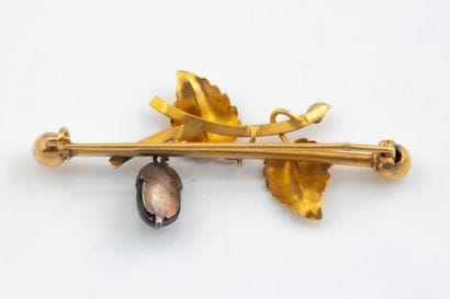 Yellow gold (750) brooch decorated with two...