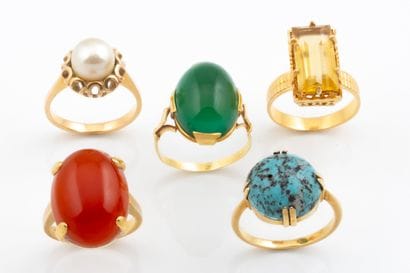 5 bagues ornées d’une perle de culture blanche...