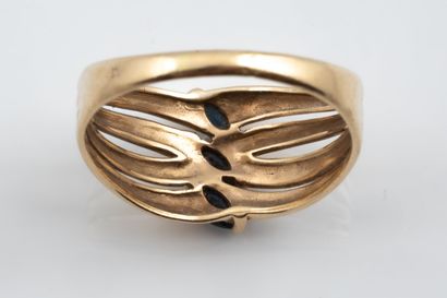 Bague ornée de 3 saphirs de taille navette...