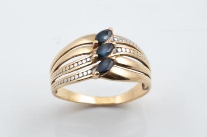 Bague ornée de 3 saphirs de taille navette...