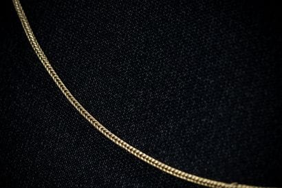 Yellow gold (750) chain. 
Some missing links...