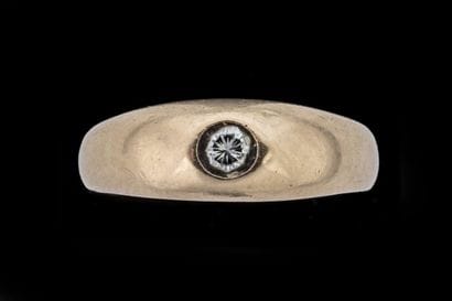 Bague jonc ornée d’un diamant de taille brillant...