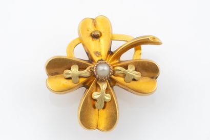 Four-leaf clover-shaped clasp in yellow and...