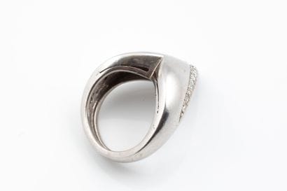 V-shaped or archer-style ring in white gold...