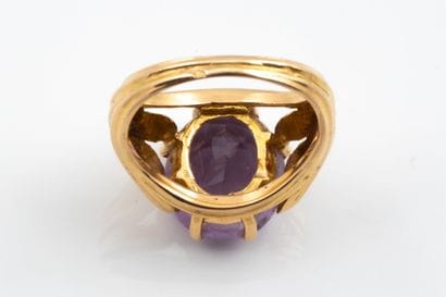 Yellow gold ring (750) set with a faceted...
