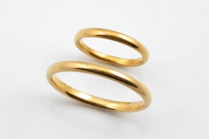 2 yellow gold wedding bands (750 parts per...