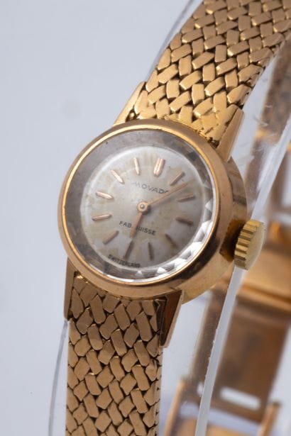MOVADO. Montre bracelet de dame en or jaune...