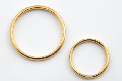 2 yellow gold wedding bands (750 parts per...