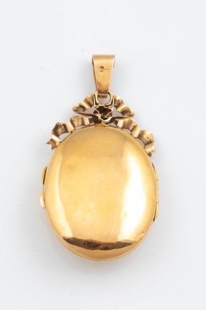 Oval, hinged souvenir medallion in yellow...