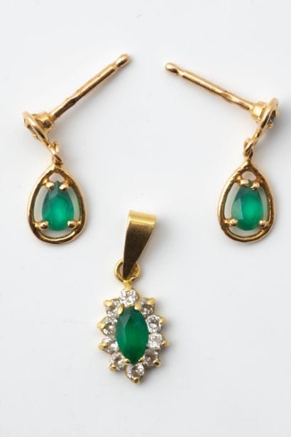 Paire de pendants d’oreilles en or jaune...