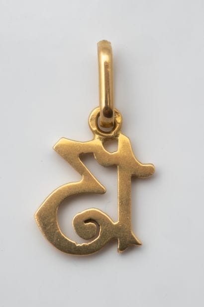 Petit pendentif « 13 » en or jaune (750 millièmes)....