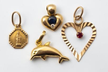 4 gold pendants
Weight: 3.3 g