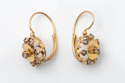 Pair of drop earrings in yellow gold (750)...