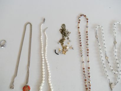 Set of costume jewelry: necklaces, rosaries,...